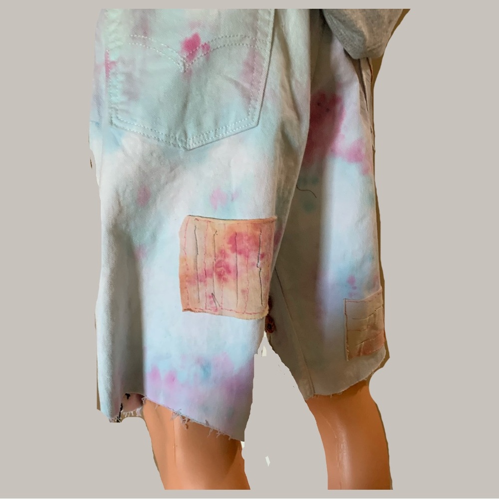 IT AIN’T BEIGE- Distressed and dyed cut-off shorts with patches - Picture 10 of 10